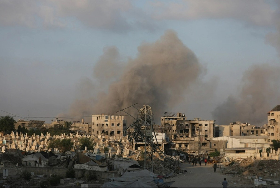 Khói bốc lên sau khi lực lượng Israel không kích Gaza City ngày 22-8. Ảnh: AFP g1.jpg