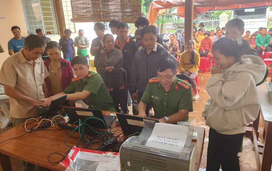Công an xã Ia O hỗ trợ người dân đăng ký và kích hoạt tài khoản định danh điện tử mức độ 2. Ảnh: M.N z6856397093881-0efb1078a2f751d12fa6470a8218df93.jpg