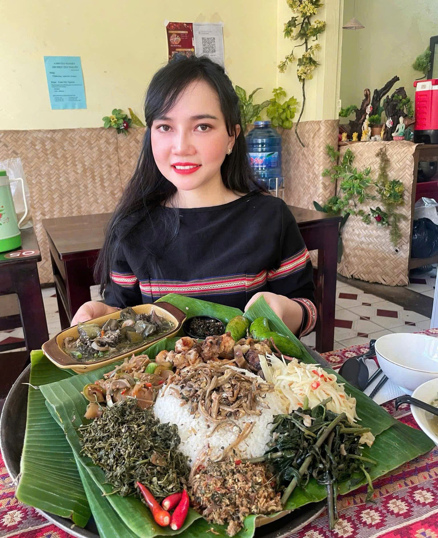 Ngoài những suất cơm đơn thuần, chị Kpă Nguyễn Thu Hồng còn sáng tạo thêm mẹt cơm dân dã. Ảnh: N.S z6866883175085-2b9c45ffa01f1b395990ea91da6ca045.jpg