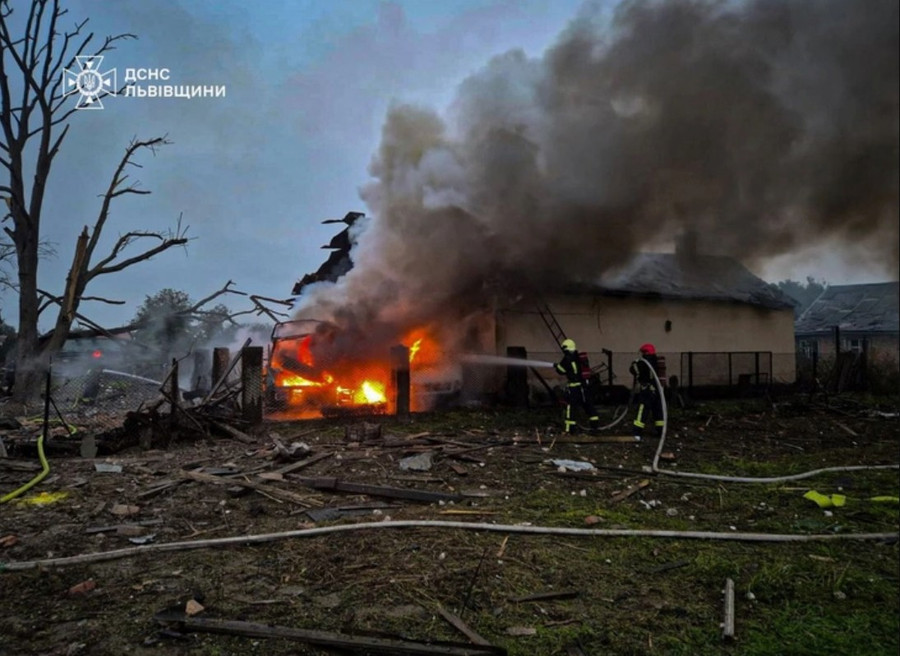 Một ngôi nhà bị bốc cháy sau đợt không kích của Nga vào vùng Lviv, Ukraine ngày 5-10. Ảnh: Reuters 3.jpg
