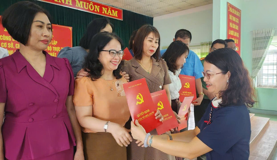 Bà Đoàn Thị Bích Hà - Phó Bí thư Thường trực Đảng ủy phường Thống Nhất, trao các quyết định cho đảng viên. Ảnh: N.S 3.jpg