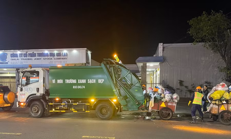 cong-nhan-cong-ty-cong-ty-co-phan-cong-trinh-do-thi-gia-lai-thu-gom-rac-thai-sinh-hoat.jpg