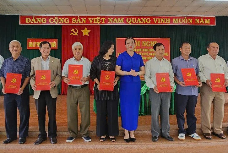 Bà Trần Thị Hồng Nguyệt - Bí thư Đảng ủy, Chủ tịch HĐND phường Thống Nhất (thứ 4 từ phải sang), trao quyết định thành lập các chi bộ trực thuộc. Ảnh: N.S 2.jpg