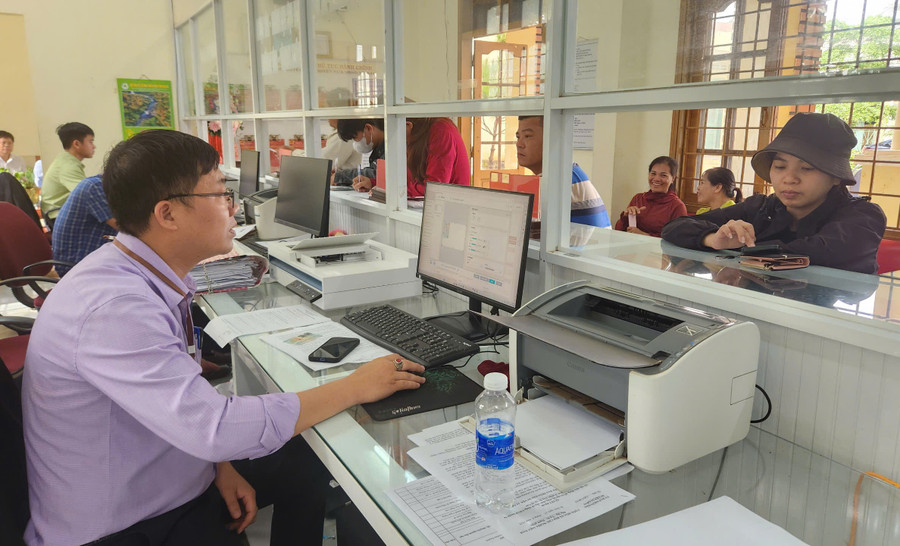 Người dân đến TTPVHCC xã Gào giải quyết các thủ tục hành chính. Ảnh: Ngọc Sang z6768605455622-539c4459abcd589a785443b95fcb782c.jpg