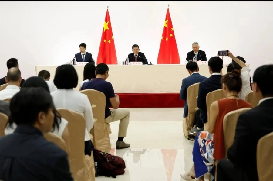 Cuộc họp báo của các quan chức Trung Quốc trong ngày diễn ra các vòng đàm phán Mỹ - Trung về thương mại, kinh tế và an ninh quốc gia tại Madrid, Tây Ban Nha, hồi tháng 9. Ảnh: New York Times m2.jpg