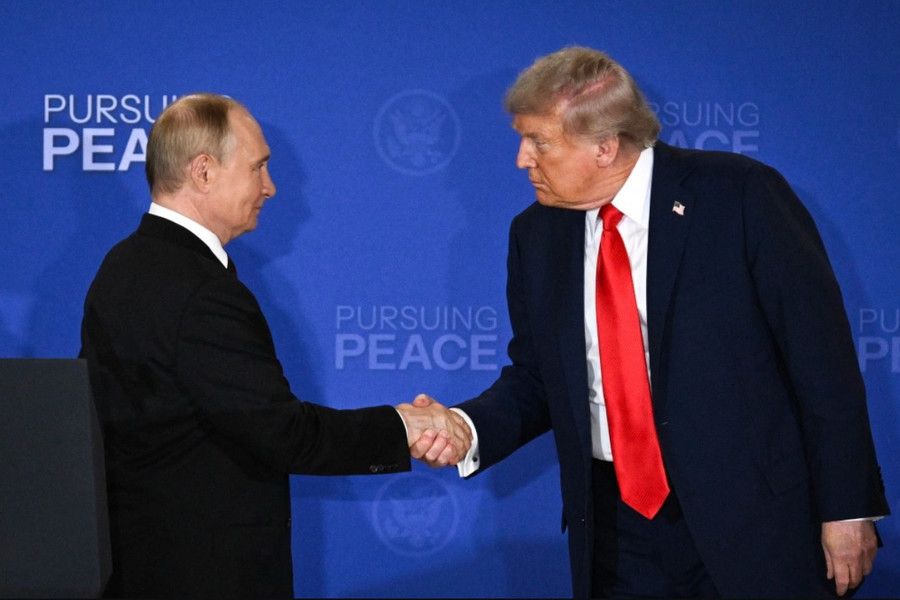 Tổng thống Putin (trái) và Tổng thống Trump bắt tay tại cuộc họp báo ở Alaska. Ảnh: AFP 123.jpg