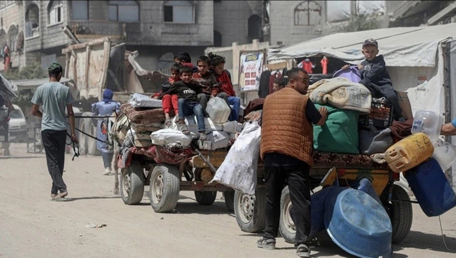 Người dân Palestine đi sơ tán tránh xung đột tại Dải Gaza. Ảnh: THX/TTXVN g3.jpg
