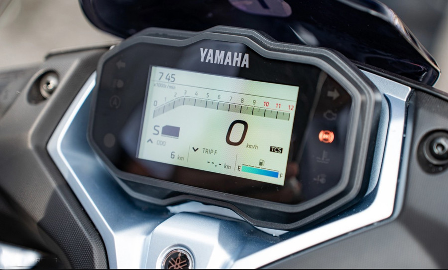Một điểm chỉ xuất hiện trên các mẫu xe môtô thể thao nhưng được Yamaha đưa vào xe tay ga đô thị là màn hình TFT 4,2 inch mới, chỉ có trên phiên bản SP và GP. Ảnh: S.T 5.jpg