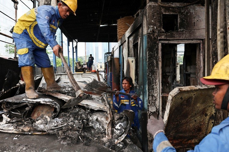 Một trạm thu phí ở Indonesia bị thiêu rụi trong làn sóng biểu tình leo thang. Ảnh: REUTERS mot-tram-thu-phi-o-indonesia-bi-thieu-rui-trong-lan-song-bieu-tinh-leo-thang-anh-reuters.jpg