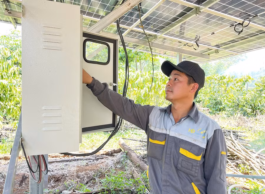 anh-ly-phi-hoang-kiem-tra-hoat-dong-cua-he-thong-bien-tang-tai-vuon-ca-phe-cua-anh-nguyen-van-duc.jpg