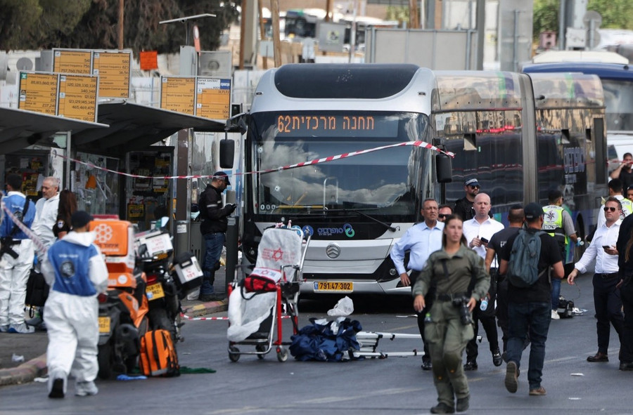 Hiện trường vụ xả súng tại Jerusalem ngày 8-9. Ảnh: Reuters g1.jpg