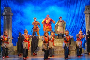 Vở tuồng Nhìn lại một vương triều khắc họa vương triều Hồ (1400 - 1407) để lại nhiều dấu ấn trong lịch sử nước ta. Ảnh: Ngọc Nhuận