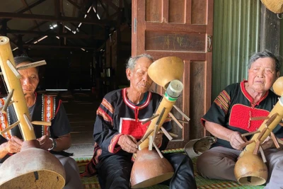 Đội trình diễn nhạc cụ dân tộc đàn Đinh Goong gồm 3 nghệ nhân Rơ Ô Bhung, Ksor Kruik và Rơ Chăm Kuh đang tập luyện chuẩn bị cho Ngày hội. Ảnh: Quang Ngọc