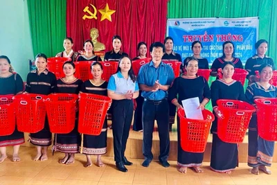 Hội LHPN huyện Ia Grai phối hợp với phòng Nông nghiệp và Môi trường tặng giỏ đựng rác cho các hội viên phụ nữ xã Ia Pếch