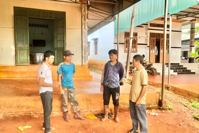 Ông Rơ Châm Míu -làng Nú (bìa phải) tuyên truyền người dân sinh hoạt tôn giáo đúng pháp luật, tích cực phát triển kinh tế, giữ gìn vệ sinh môi trường, góp sức xây dựng nông thôn mới. Ảnh: Lê Nam