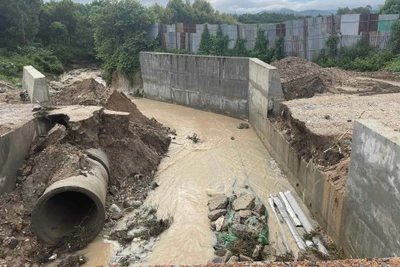 Mưa to cuốn trôi cầu tạm ở xã Ayun 