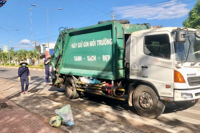 Từ ngày 2-2-2025 (ngày mùng 5 Tết) Công ty tổ chức thực hiện thu gom rác trên địa bàn thành phố trở lại như bình thường. Ảnh: Lê Nam