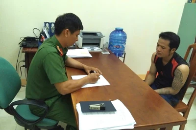 Đối tượng Khoa (phải) bị bắt giữ vào tối 7-8. Ảnh: ĐVCC
