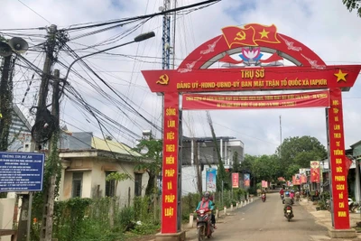 Khu trung tâm xã Ia Piơr phát triển sầm uất, đường sá thuận tiện cho người dân đi lại và giao thương hàng hóa. Ảnh: Lê Nam