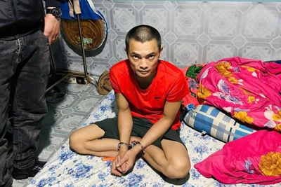Đối tượng Hiền bị Công an phường Hội Phú bắt giữ tại nhà riêng. Ảnh: Tiến Long