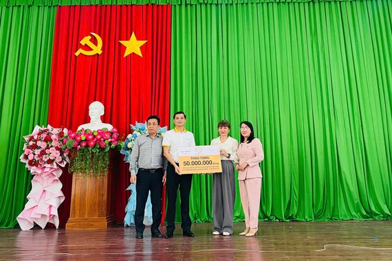 Bac A Bank Chi nhánh Bình Định trao biểu trưng hỗ trợ cho đại diện lãnh đạo phường Quy Nhơn Nam. Ảnh: ĐVCC