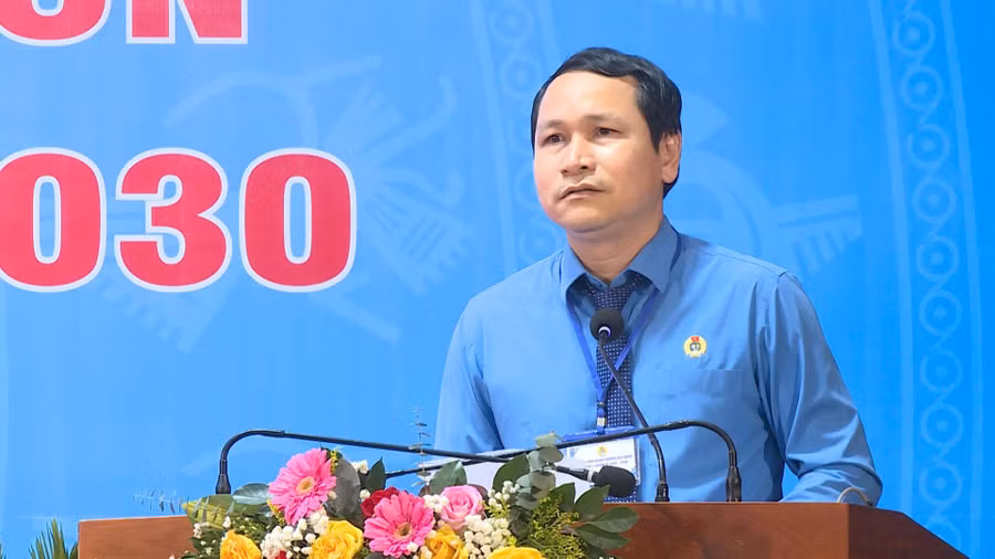 Chủ tịch LĐLĐ tỉnh Hà Duy Trung phát biểu tại Đại hội. Ảnh: Hoàng Vũ