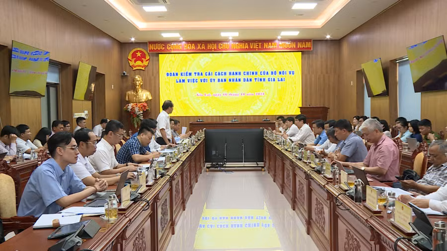 Quang cảnh buổi làm việc. Ảnh: Hoàng Vũ