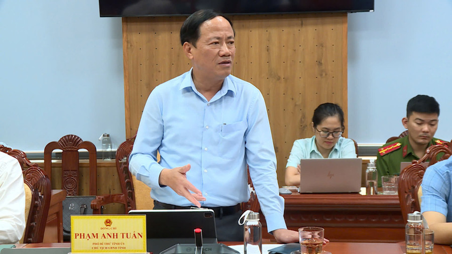 Chủ tịch UBND tỉnh Phạm Anh Tuấn kiến nghị với đoàn kiểm tra về một số vấn đề vướng mắc tại địa phương. Ảnh: Hoàng Vũ Chủ tịch UBND tỉnh Phạm Anh Tuấn kiến nghị với đoàn kiểm tra về một số vấn đề vướng mắc tại địa phương. Ảnh: Hoàng Vũ