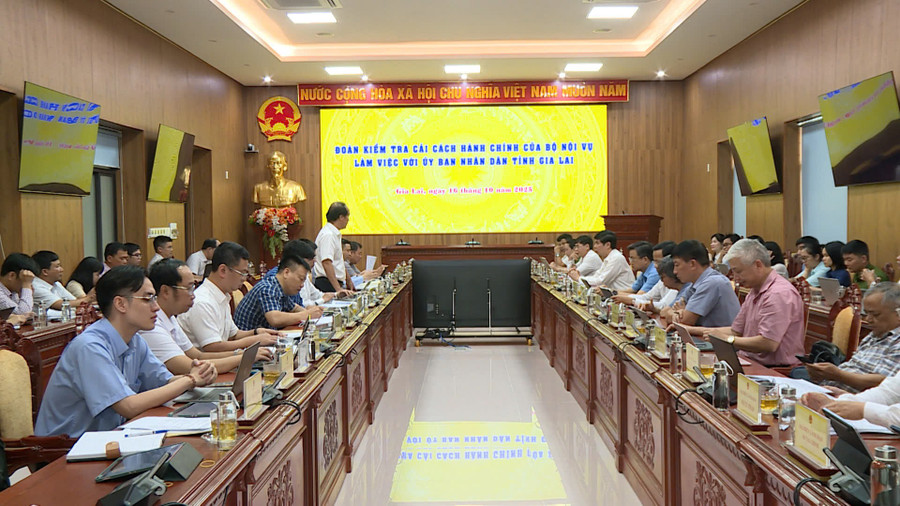 Quang cảnh buổi làm việc. Ảnh: Hoàng Vũ Quang cảnh buổi làm việc. Ảnh: Hoàng Vũ