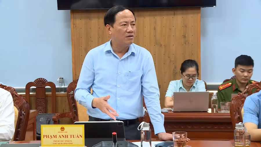 Chủ tịch UBND tỉnh Phạm Anh Tuấn kiến nghị với đoàn kiểm tra về một số vấn đề vướng mắc tại địa phương. Ảnh: Hoàng Vũ