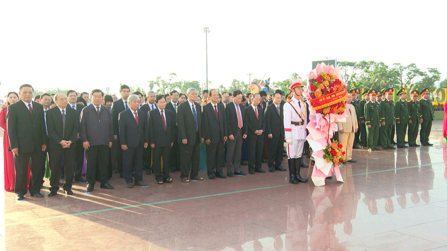 cac-dong-chi-lanh-dao-tinh-dang-hoa-dang-huong-tai-nghia-trang-liet-si-quy-nhon.jpg