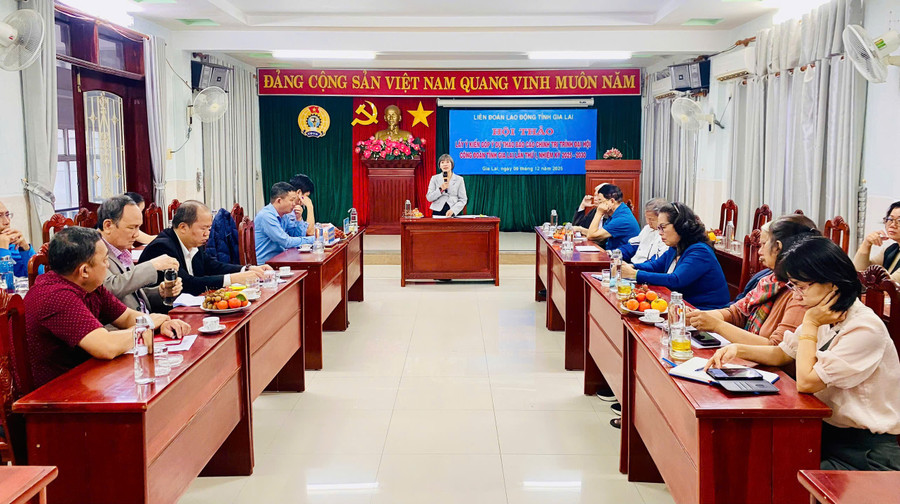 Lokakarya untuk mengumpulkan masukan atas rancangan laporan politik yang akan diserahkan kepada Kongres Serikat Buruh Gia Lai ke-1. Foto: Nhat Truong hoi-thao-lay-y-kien-gop-y-du-thao-bao-cao-chinh-tri-trinh-dai-hoi-cong-doan-gia-lai-lan-thu-i.jpg