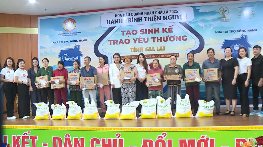 Các thí sinh tặng quà cho người dân có hoàn cảnh khó khăn tại phường Quy Nhơn Đông. Ảnh: Võ Hường hinh-7.jpg