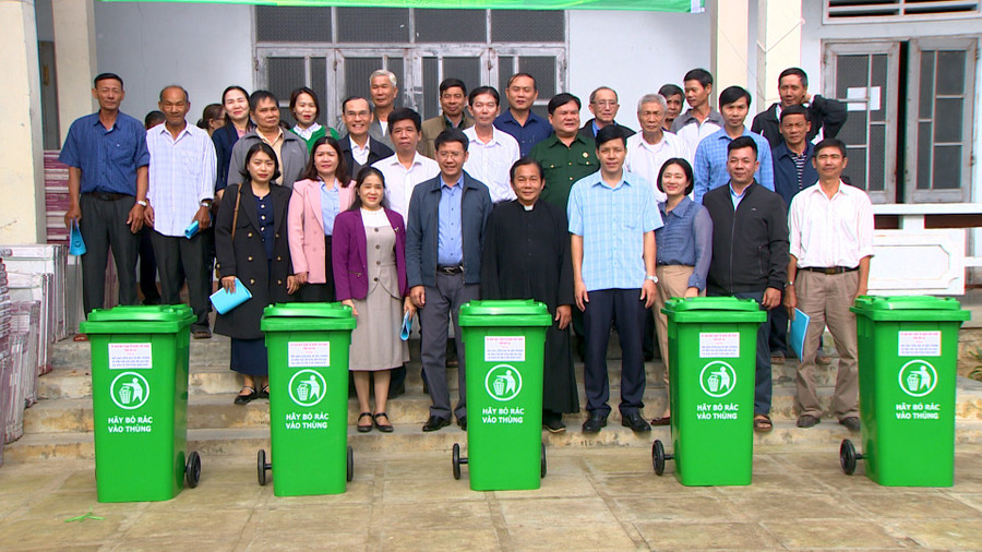 lanh-dao-uy-ban-mttq-viet-nam-tinh-trao-tang-thung-rac-cho-tin-do-giao-xu-kim-chau.jpg