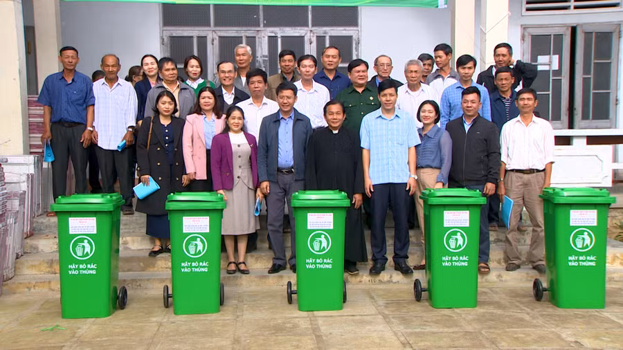 lanh-dao-uy-ban-mttq-viet-nam-tinh-trao-tang-thung-rac-cho-tin-do-giao-xu-kim-chau.jpg
