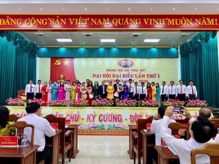 គណៈកម្មាធិការប្រតិបត្តិនៃគណៈកម្មាធិការបក្សឃុំ Phu My អាណត្តិទី ១ បានណែនាំខ្លួនដល់អង្គសមាជ។ រូបថត៖ Nhat Truong hinh-3.jpg