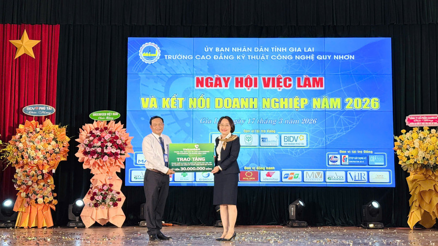 vietcombank-chi-nhanh-binh-dinh-trao-tang-trang-thiet-bi-phuc-vu-giang-day-hoc-tap-cho-nha-truong.jpg