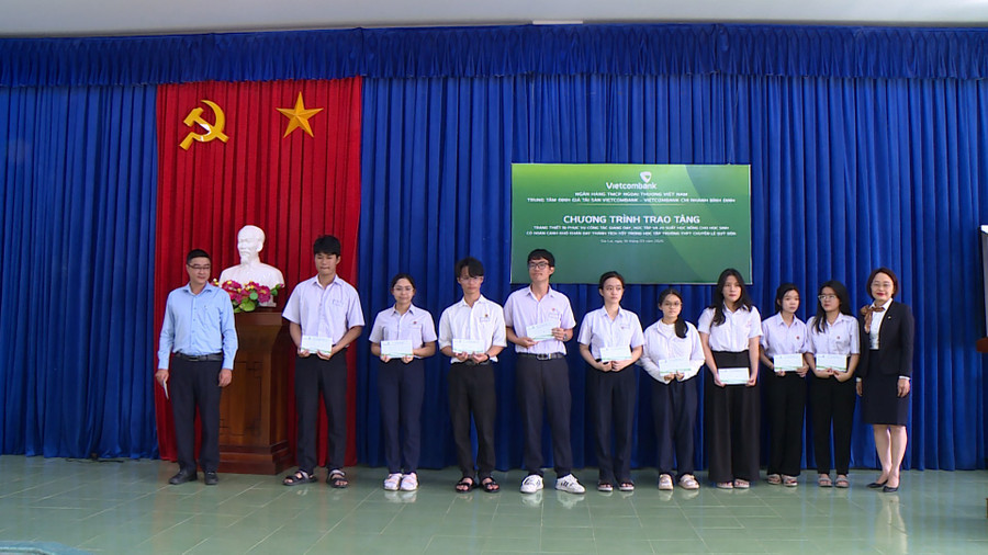 40-hoc-sinh-co-hoan-canh-kho-khan-hoc-tap-tot-cua-truong-thpt-quoc-hoc-quy-nhon-va-thpt-chuyen-le-quy-don-da-duoc-nhan-qua.jpg