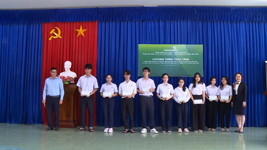 40-hoc-sinh-co-hoan-canh-kho-khan-hoc-tap-tot-cua-truong-thpt-quoc-hoc-quy-nhon-va-thpt-chuyen-le-quy-don-da-duoc-nhan-qua.jpg