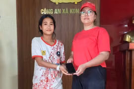Nữ sinh Trường THCS Phan Chu Trinh trả lại điện thoại cho người đánh rơi.