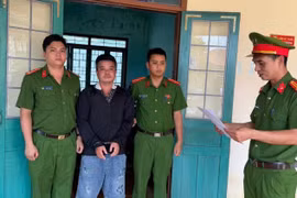 Khởi tố kẻ ném bình trà vào người đàn ông mua đá thiên thạch