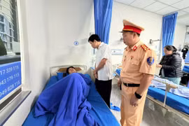 Phó Chủ tịch UBND tỉnh Nguyễn Hữu Quế thăm hỏi các nạn nhân bị thương trong vụ lật xe