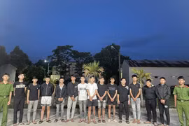 Tạm giữ 13 đối tượng đánh người, gây rối ở xã Phú Thiện.