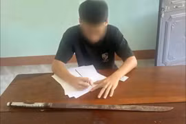 Đăng ảnh cầm dao tự chế lên TikTok để thể hiện, nam sinh bị mời làm việc