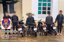 Gia Lai: Tạm giữ 4 xe máy dàn hàng ngang không đội mũ bảo hiểm 