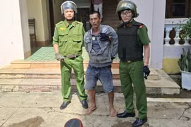 Cho rằng giáo viên “dìm” con, nam phụ huynh cầm dao xông vào trường học.