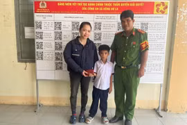 Cậu bé lớp 2 nhặt được 5 triệu đồng mang đến Công an xã giao nộp.