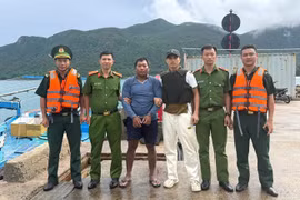 Đối tượng Trần Văn Phúc bị bắt giữ khi đang lẩn trốn trên tàu đánh cá.
