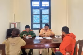 Bị phạt vì điều khiển phương tiện mà không có giấy phép lái xe phù hợp, không đội mũ bảo hiểm