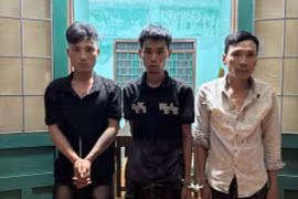 Tạm giữ 3 đối tượng trốn trong phòng ngủ "đập đá"